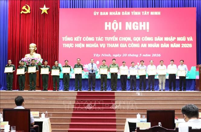Trao tặng bằng khen của Chủ tịch UBND tỉnh Tây Ninh cho 34 tập thể và 65 cá nhân có thành tích xuất sắc trong tuyển chọn, gọi công dân nhập ngũ và thực hiện nghĩa vụ Công an Nhân dân năm 2026. Ảnh: Bùi Giang - TTXVN