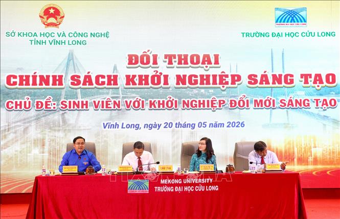 Phó Bí thư Tỉnh đoàn Vĩnh Long Phan Thanh Trẻ (trái) trao đổi về các vấn đề sinh viên phát biểu. Ảnh: Lê Thúy Hằng – TTXVN 