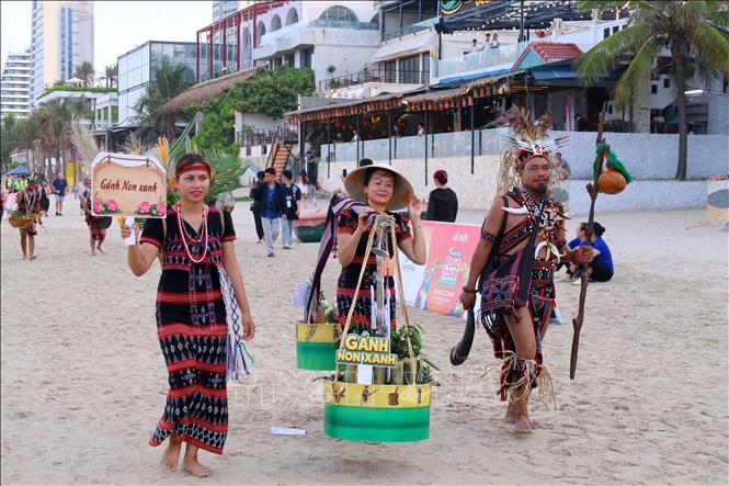 Đồng bào Cơ Tu tại thành phố Đà Nẵng diễu hành kể câu chuyện ẩm thực và văn hóa của đồng bào mình. Ảnh: Trần Lê Lâm - TTXVN 