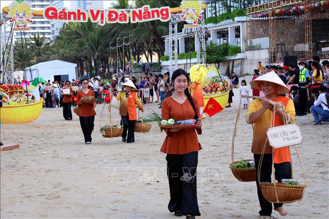 Hơn 70 gánh hàng rong tái hiện không gian ẩm thực đường phố miền Trung. Ảnh: Trần Lê Lâm - TTXVN 