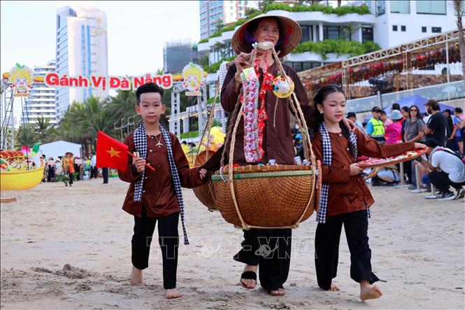Câu chuyện ẩm thực được kể lại trong cuộc diễu hành. Ảnh: Trần Lê Lâm - TTXVN 