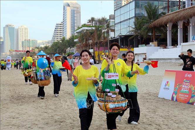 Sinh viên các trường Đại học hào hứng tham gia kể câu chuyện ẩm thực bằng hình ảnh gánh hàng rong. Ảnh: Trần Lê Lâm - TTXVN 
