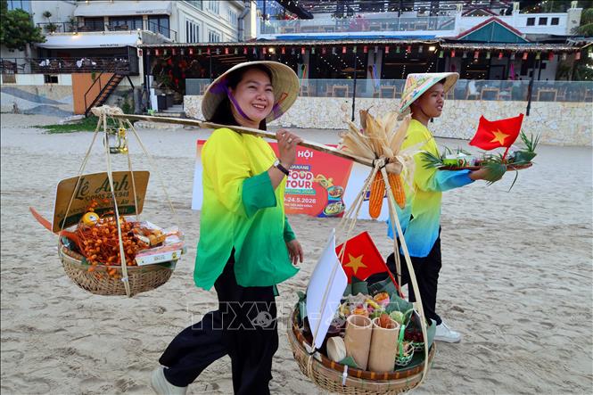 Các gánh hàng rong với những món ẩm thực đặc sắc của xứ Quảng được giới thiệu đến người dân, du khách trên hành trình diễu hành. Ảnh: Trần Lê Lâm - TTXVN 
