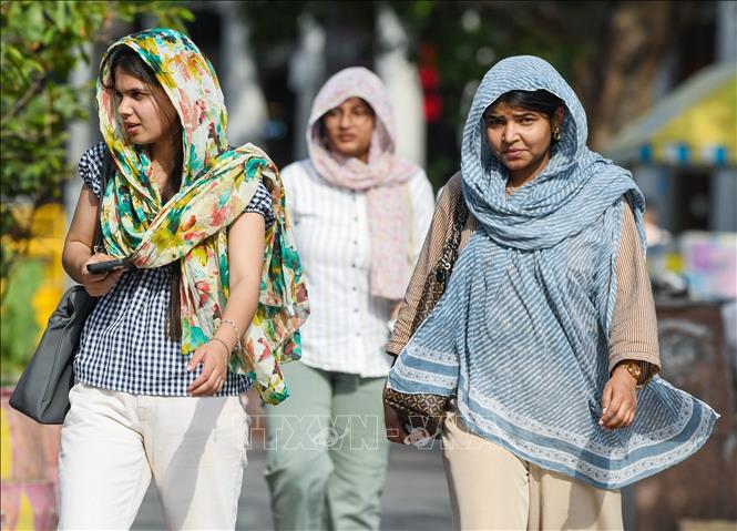 Người dân di chuyển dưới trời nắng nóng tại New Delhi, Ấn Độ ngày 18/5/2026. Ảnh: ANI/TTXVN