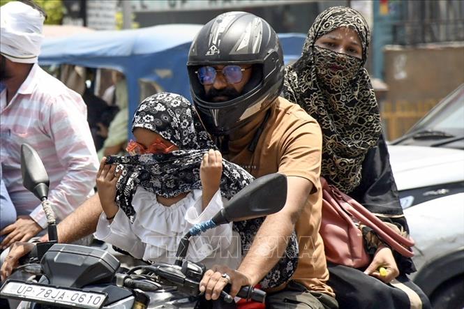 Người dân di chuyển dưới trời nắng nóng tại New Delhi, Ấn Độ ngày 20/5/2026. Ảnh: ANI/TTXVN