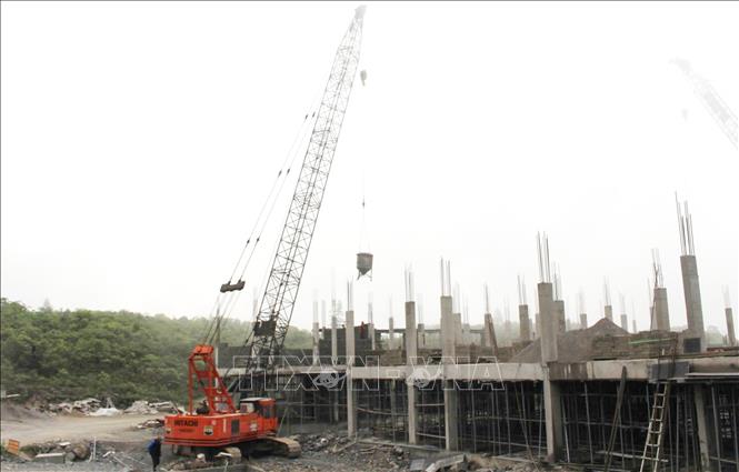 Cần cẩu và máy móc được huy động thi công các hạng mục trường Phổ thông Nội trú liên cấp Tiểu học và THCS Sơn Vĩ (Tuyên Quang) giữa sương mù bao phủ vùng núi cao biên giới. Ảnh: Minh Tâm - TTXVN