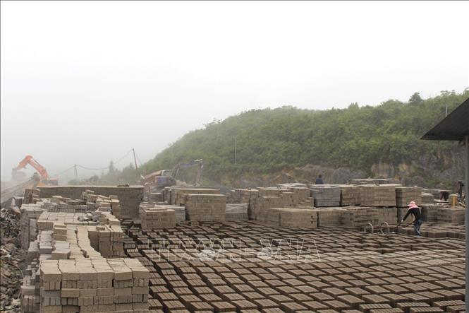 Do nguồn vật liệu khan hiếm, chi phí vận chuyển xa và địa hình khó khăn, đơn vị thi công tận dụng nguồn đá tại chỗ để nghiền, sản xuất gạch phục vụ xây dựng Trường Phổ thông Nội trú liên cấp Tiểu học và THCS Sơn Vĩ (Tuyên Quang). Ảnh: Minh Tâm - TTXVN