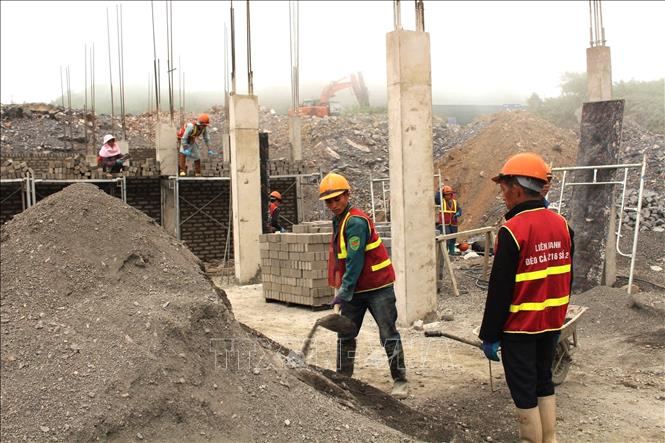 Công nhân thi công xây dựng Trường Phổ thông Nội trú liên cấp Tiểu học và THCS Sơn Vĩ trong điều kiện địa chất đá núi phức tạp. Ảnh: Minh Tâm - TTXVN