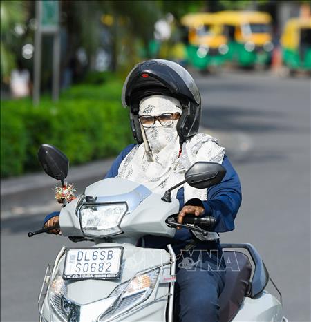 Người dân di chuyển dưới trời nắng nóng tại New Delhi, Ấn Độ ngày 20/5/2026. Ảnh: ANI/TTXVN