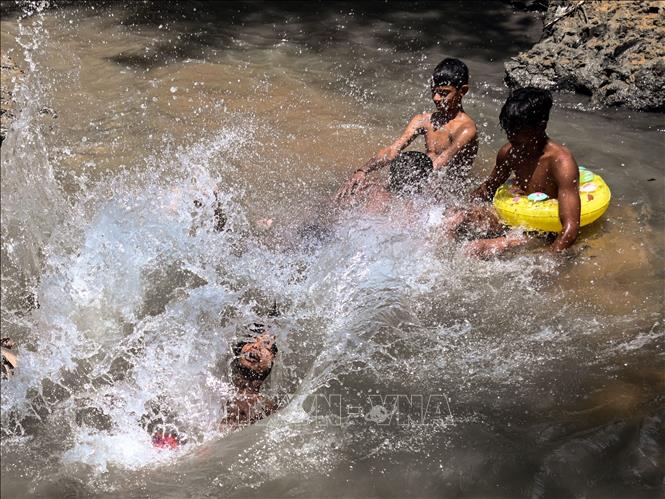 Người dân tắm ao tránh nóng tại New Delhi, Ấn Độ ngày 20/5/2026. Ảnh: ANI/TTXVN