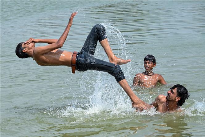 Người dân tắm ao tránh nóng tại New Delhi, Ấn Độ ngày 20/5/2026. Ảnh: ANI/TTXVN