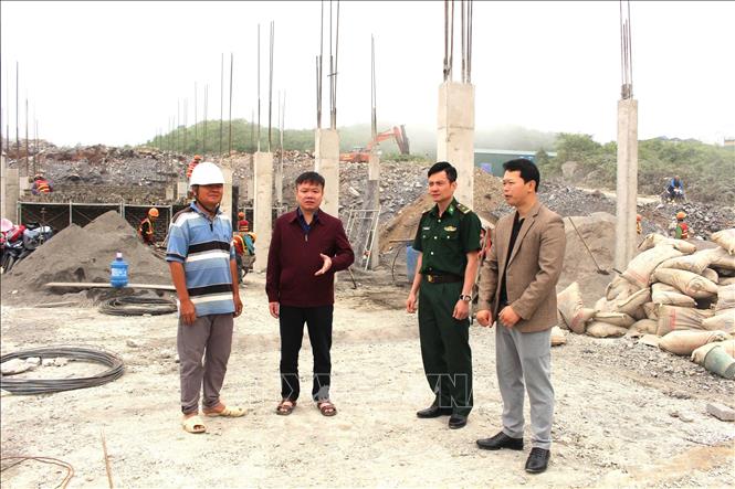 Bí thư Đảng ủy xã Sơn Vĩ Nguyễn Huy Sắc (thứ 2, trái) kiểm tra tiến độ thi công Trường Phổ thông Nội trú liên cấp Tiểu học và THCS Sơn Vĩ (Tuyên Quang) trong điều kiện thời tiết nhiều sương mù nơi vùng biên giới cao gần 2.000m. Ảnh: Minh Tâm - TTXVN