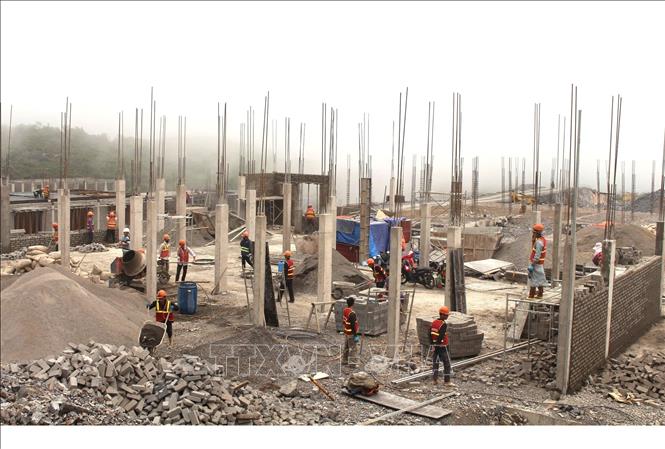 Công nhân tập trung thi công các hạng mục xây dựng Trường Phổ thông Nội trú liên cấp Tiểu học và THCS Sơn Vĩ (Tuyên Quang) nhằm bảo đảm tiến độ hoàn thành công trình vào tháng 8/2026. Ảnh: Minh Tâm - TTXVN