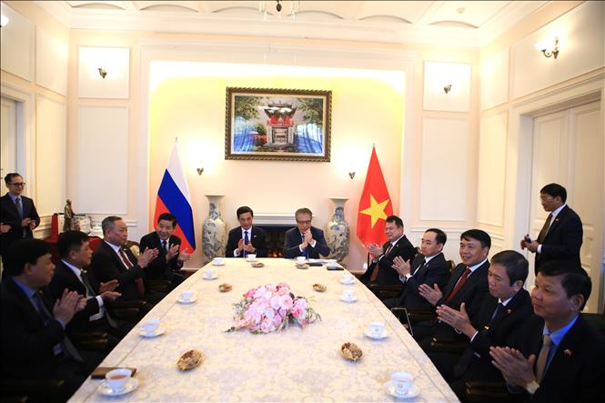 Phó Thủ tướng, Bộ trưởng Quốc phòng Phan Văn Giang tại cuộc làm việc với cán bộ Đại sứ quán Việt Nam tại LB Nga. Ảnh: Văn Hiếu - PV TTXVN tại LB Nga