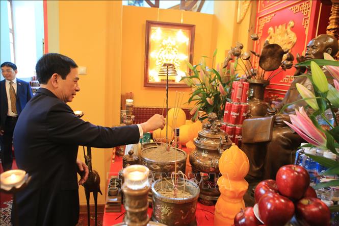 Phó Thủ tướng, Bộ trưởng Quốc phòng Phan Văn Giang dâng hương tưởng nhớ Chủ tịch Hồ Chí Minh tại ban thờ ở Đại sứ quán Việt Nam tại LB Nga. Ảnh: Văn Hiếu - PV TTXVN tại LB Nga