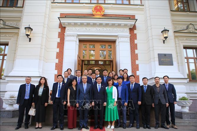 Phó Thủ tướng, Bộ trưởng Quốc phòng Phan Văn Giang với cán bộ Đại sứ quán Việt Nam tại LB Nga. Ảnh: Văn Hiếu - PV TTXVN tại LB Nga