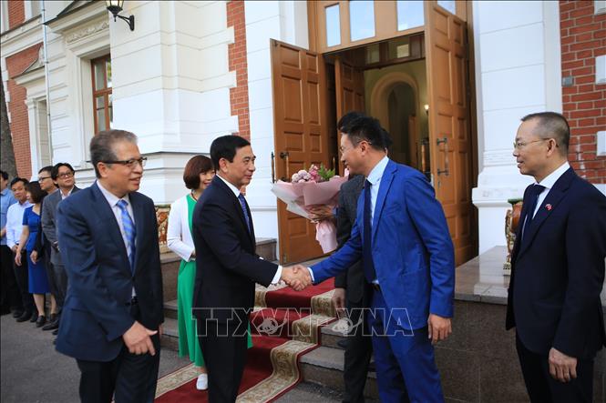 Phó Thủ tướng, Bộ trưởng Quốc phòng Phan Văn Giang với cán bộ Đại sứ quán Việt Nam tại LB Nga. Ảnh: Văn Hiếu - PV TTXVN tại LB Nga