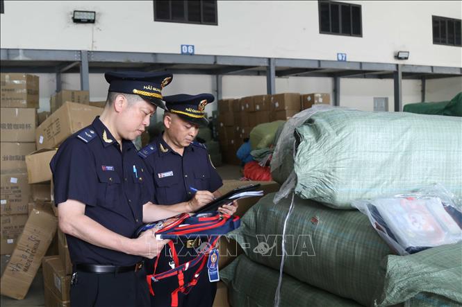 Công chức Hải quan cửa khẩu Tân Thanh, tỉnh Lạng Sơn tra soát mã hàng hóa nhập khẩu trong kho bãi. Ảnh: Quang Duy – TTXVN