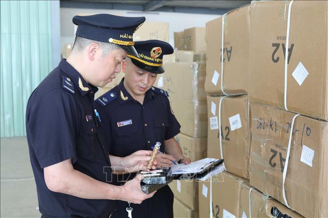 Công chức Hải quan cửa khẩu Tân Thanh, tỉnh Lạng Sơn kiểm tra thực tế hàng hóa nhập khẩu trong kho bãi. Ảnh: Quang Duy – TTXVN