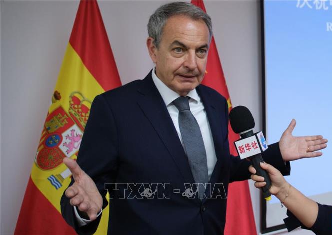 Cựu Thủ tướng Tây Ban Nha Jose Luis Rodriguez Zapatero trả lời phỏng vấn báo chí tại Madrid ngày 18/5/2023. Ảnh: THX/TTXVN