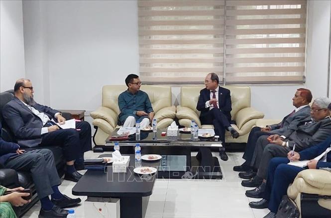 Cuộc gặp và làm việc giữa Đại sứ Việt Nam tại Bangladesh Nguyễn Mạnh Cường và ông Khandakar Abdul Muktadir, Bộ trưởng Thương mại kiêm Bộ trưởng Công nghiệp và Bộ trưởng Dệt may và Đay Bangladesh. Ảnh: TTXVN phát