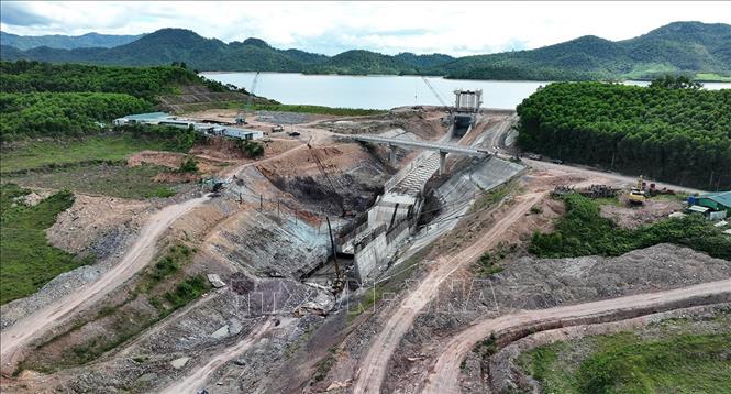 Tràn xả lũ được xây dựng mới là một trong những hạng mục chính của Dự án nâng cấp, sửa chữa hồ Kẻ Gỗ, đến thời điểm hiện tại cơ bản đã được hoàn thành. Ảnh: Vũ Sinh - TTXVN