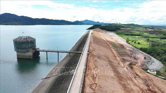 Nâng cấp đập chính là một trong những hạng mục chính của Dự án nâng cấp, sửa chữa hồ Kẻ Gỗ, đến thời điểm hiện tại cơ bản đã được hoàn thành. Ảnh: Vũ Sinh - TTXVN