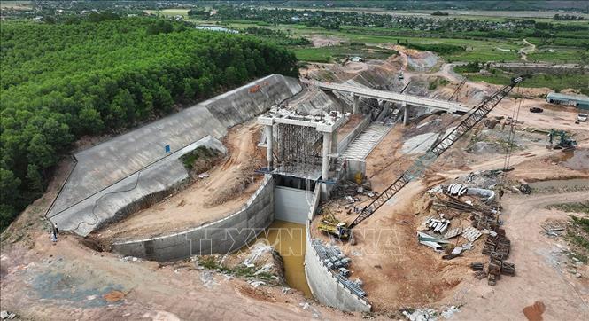 Tràn xả lũ được xây dựng mới là một trong những hạng mục chính của Dự án nâng cấp, sửa chữa hồ Kẻ Gỗ, đến thời điểm hiện tại cơ bản đã được hoàn thành. Ảnh: Vũ Sinh - TTXVN