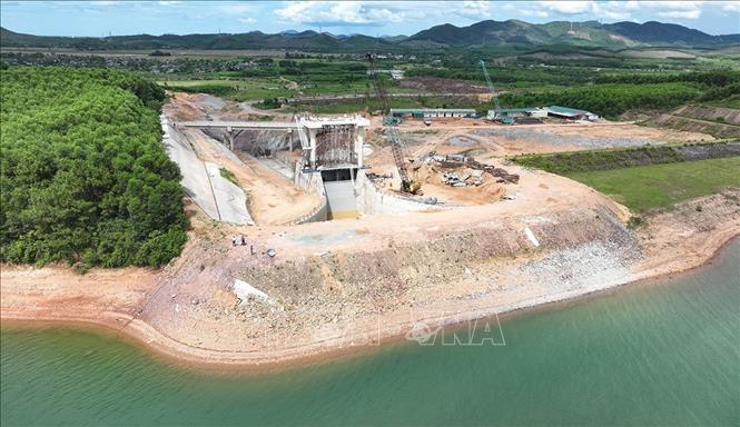 Tràn xả lũ được xây dựng mới là một trong những hạng mục chính của Dự án nâng cấp, sửa chữa hồ Kẻ Gỗ, đến thời điểm hiện tại cơ bản đã được hoàn thành. Ảnh: Vũ Sinh - TTXVN
