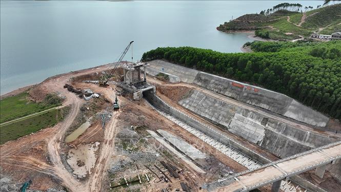 Tràn xả lũ được xây dựng mới là một trong những hạng mục chính của Dự án nâng cấp, sửa chữa hồ Kẻ Gỗ, đến thời điểm hiện tại cơ bản đã được hoàn thành. Ảnh: Vũ Sinh - TTXVN