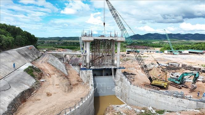 Tràn xả lũ được xây dựng mới là một trong những hạng mục chính của Dự án nâng cấp, sửa chữa hồ Kẻ Gỗ, đến thời điểm hiện tại cơ bản đã được hoàn thành. Ảnh: Vũ Sinh - TTXVN