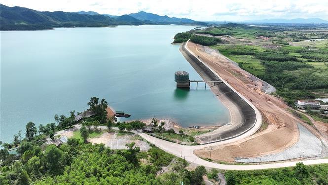 Nâng cấp đập chính là một trong những hạng mục chính của Dự án nâng cấp, sửa chữa hồ Kẻ Gỗ, đến thời điểm hiện tại cơ bản đã được hoàn thành. Ảnh: Vũ Sinh - TTXVN
