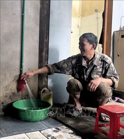 Người dân xã vùng cao Quản Bạ (Tuyên Quang) sử dụng nguồn nước sạch, đảm bảo an toàn. Ảnh: Đức Thọ - TTXVN