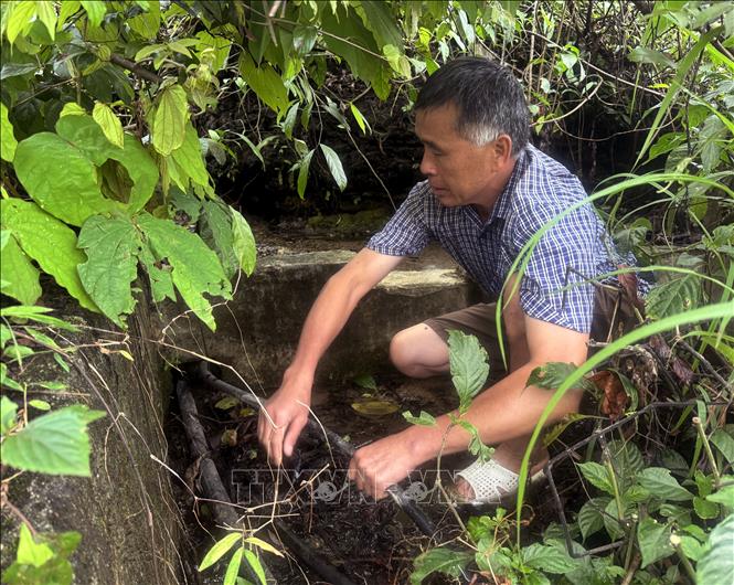 Người dân Quản Bạ (Tuyên Quang) kiểm tra các đường ống dẫn nước sạch. Ảnh: Đức Thọ - TTXVN