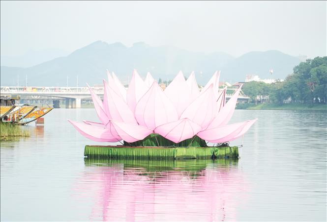 Sắp đặt đài sen trên sông Hương, thành phố Huế, chuẩn bị mừng Đại Lễ Phật đản Phật lịch 2570. Ảnh: Nguyên Lý- TTXVN
