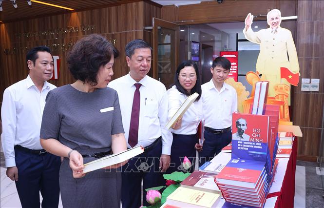 Đồng chí Nguyễn Thị Hoàng Vân, Phó Bí thư Đảng ủy các cơ quan Đảng Trung ương và PGS.TS. Vũ Trọng Lâm, Bí thư Đảng ủy, Giám đốc - Tổng Biên tập Nhà xuất bản Chính trị quốc gia Sự thật với các đại biểu tham quan trưng bày sách. Ảnh: Văn Điệp - TTXVN