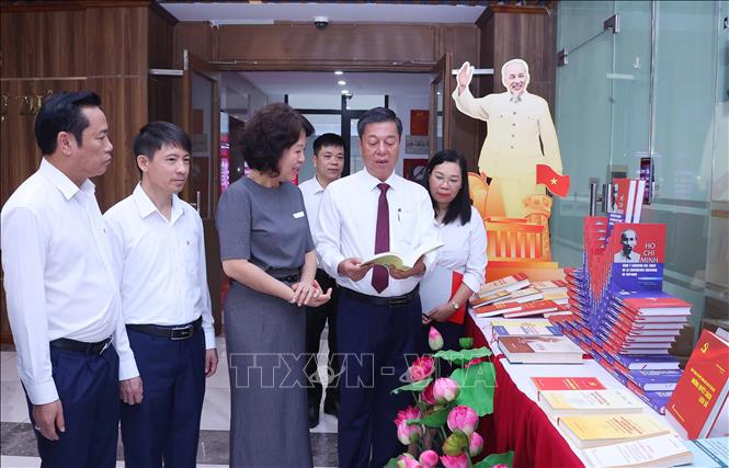 Đồng chí Nguyễn Thị Hoàng Vân, Phó Bí thư Đảng ủy các cơ quan Đảng Trung ương và PGS.TS. Vũ Trọng Lâm, Bí thư Đảng ủy, Giám đốc - Tổng Biên tập Nhà xuất bản Chính trị quốc gia Sự thật với các đại biểu tham quan trưng bày sách. Ảnh: Văn Điệp - TTXVN