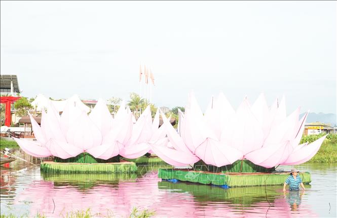 Hai trong số 7 đài sen được hạ thủy xuống sông Hương, thành phố Huế, chuẩn bị cho Đại Lễ Phật đản Phật lịch 2570. Ảnh: Nguyên Lý- TTXVN