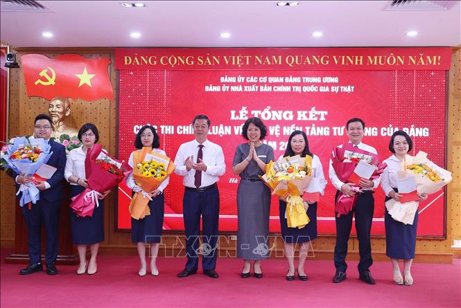 Đồng chí Nguyễn Thị Hoàng Vân, Phó Bí thư Đảng ủy các cơ quan Đảng Trung ương và PGS.TS. Vũ Trọng Lâm, Bí thư Đảng ủy, Giám đốc - Tổng Biên tập Nhà xuất bản Chính trị quốc gia Sự thật tặng hoa chúc mừng các tác giả có bài dự thi cấp Trung ương. Ảnh: Văn Điệp - TTXVN