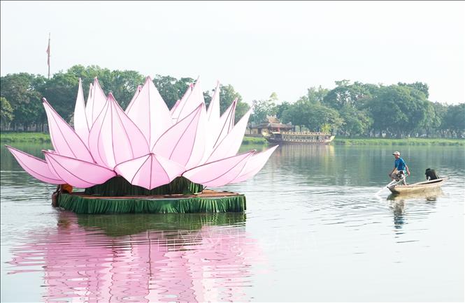 Dùng thuyền lai dắt đài sen đã hạ thủy xuống sông Hương, thành phố Huế, chuẩn bị cho Đại Lễ Phật đản Phật lịch 2570. Ảnh: Nguyên Lý- TTXVN