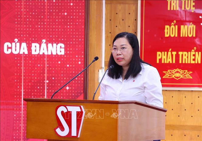 Phó Giám đốc - Phó Tổng Biên tập Nhà xuất bản Chính trị quốc gia Sự thật Phạm Thị Thinh phát biểu. Ảnh: Văn Điệp – TTXVN