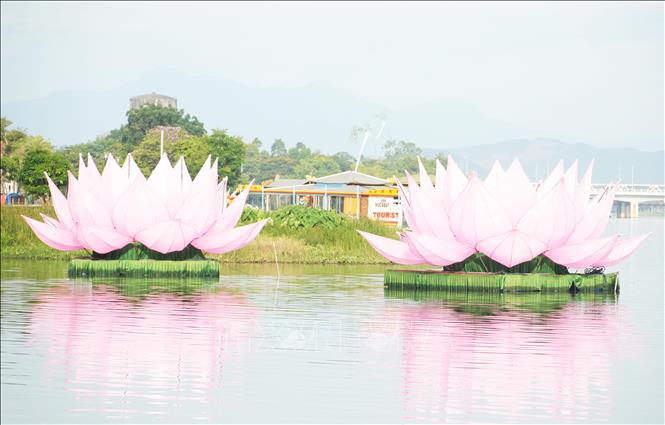 Hai trong số 7 hoa sen được hạ thủy xuống sông Hương, thành phố Huế, chuẩn bị mừng Đại Lễ Phật đản Phật lịch 2570. Ảnh: Nguyên Lý- TTXVN