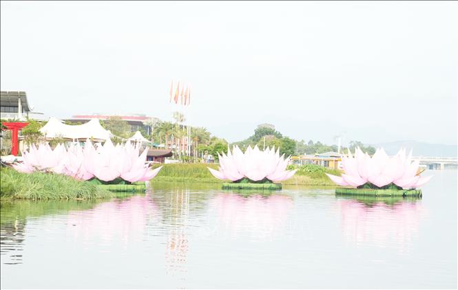 Những đài sen được hạ thủy xuống sông Hương, thành phố Huế, chuẩn bị mừng Đại Lễ Phật đản Phật lịch 2570. Ảnh: Nguyên Lý- TTXVN