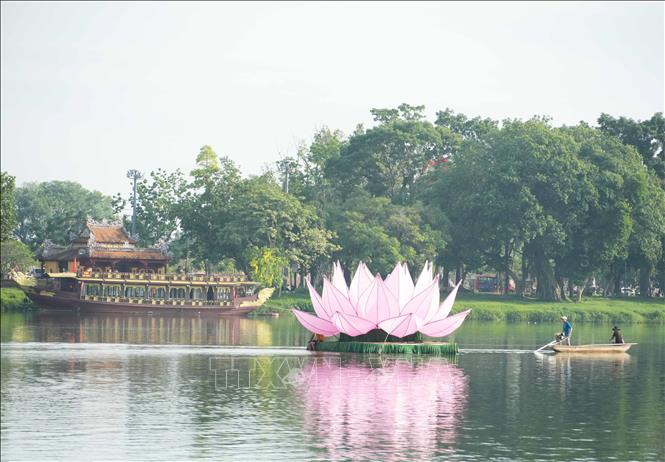 Đài sen được sắp đặt trên sông Hương, phía trước Di tích Nghinh Lương Đình, thành phố Huế, chuẩn bị cho Đại Lễ Phật đản Phật lịch 2570. Ảnh: Nguyên Lý- TTXVN