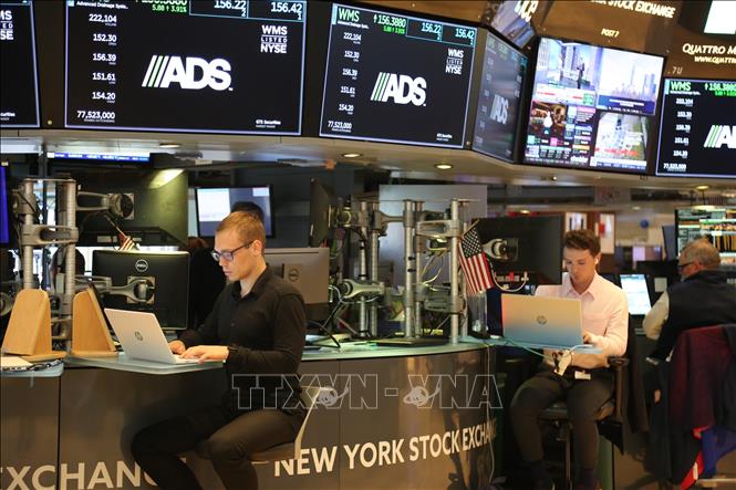 Giao dịch viên tại sàn chứng khoán New York, Mỹ. Ảnh: THX/TTXVN