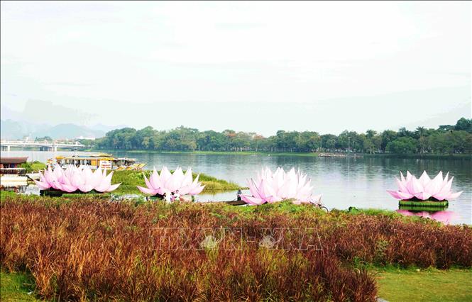Những đài sen được hạ thủy xuống sông Hương, thành phố Huế, chuẩn bị mừng Đại Lễ Phật đản Phật lịch 2570. Ảnh: Nguyên Lý - TTXVN