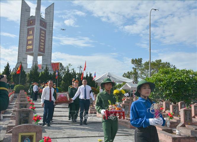 Các đại biểu làm lễ truy điệu các Anh hùng Liệt sĩ. Ảnh: Trịnh Duy Hưng - TTXVN