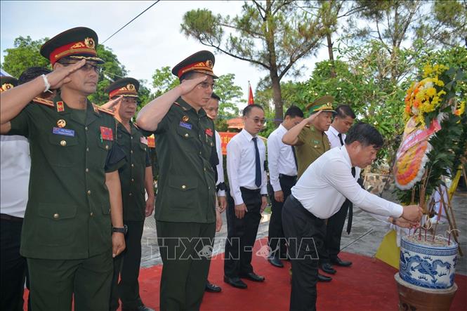 Đại biểu thắp hương tưởng niệm các Anh hùng liệt sĩ. Ảnh: Trịnh Duy Hưng - TTXVN

