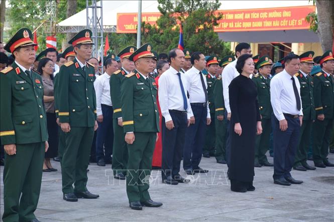 Đồng chí Phạm Thị Thanh Trà, Bí thư Trung ương Đảng, Phó Thủ tướng Chính phủ, Trưởng Ban Chỉ đạo quốc gia 515 cùng các đại biểu tưởng niệm các Anh hùng liệt sĩ. Ảnh: Trịnh Duy Hưng - TTXVN