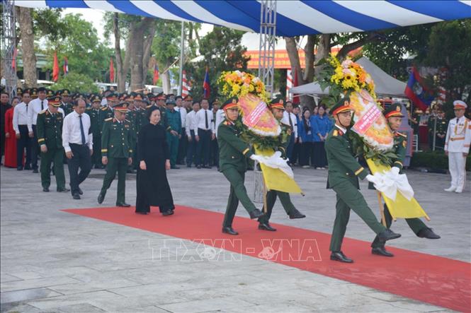 Đồng chí Phạm Thị Thanh Trà, Bí thư Trung ương Đảng, Phó Thủ tướng Chính phủ, Trưởng Ban Chỉ đạo quốc gia 515 cùng các đại biểu tại lễ truy điệu các Anh hùng liệt sĩ. Ảnh: Trịnh Duy Hưng - TTXVN